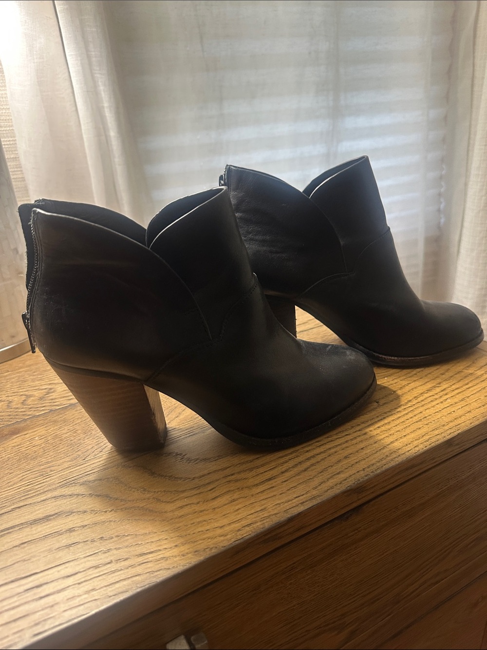 gianni bini women's black ankle Booties zip up in back. size 8.5